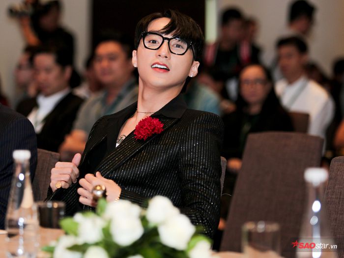 Sơn Tùng lần đầu lộ mặt hậu scandal tình ái, đưa ra yêu cầu ngược đời trong buổi họp báo 4 Sơn Tùng lần đầu lộ mặt hậu scandal tình ái, đưa ra yêu cầu ngược đời trong buổi họp báo 4