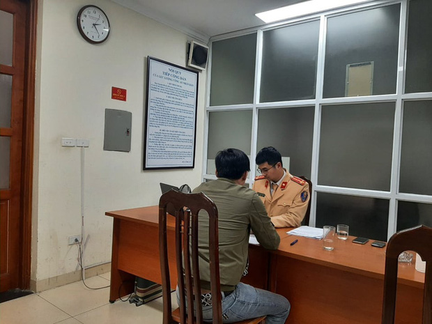 Lao vào làn xe ưu tiên chở đoàn phục vụ Đại hội Đảng, nam thanh niên nhận cái kết đắng 1 Lao vào làn xe ưu tiên chở đoàn phục vụ Đại hội Đảng, nam thanh niên nhận cái kết đắng 1