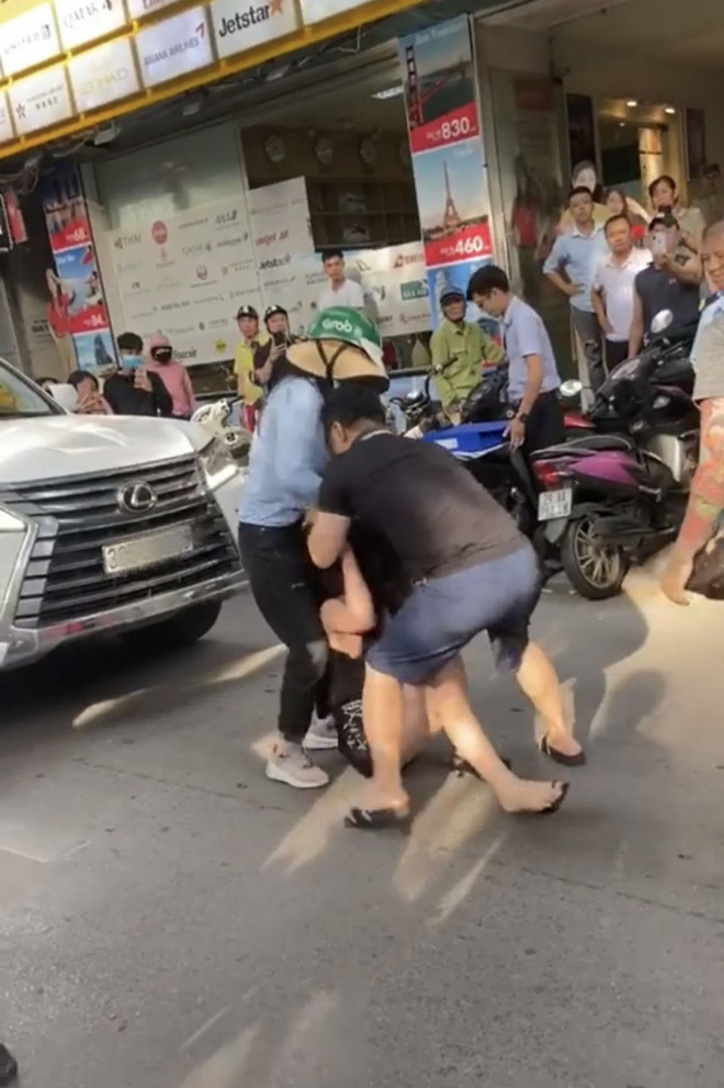 'Tiểu tam' phố Lý Nam Đế vừa lên tiếng vụ đánh quen, người quen chị vợ đã gửi lời nhắn nhủ 4 'Tiểu tam' phố Lý Nam Đế vừa lên tiếng vụ đánh quen, người quen chị vợ đã gửi lời nhắn nhủ 4