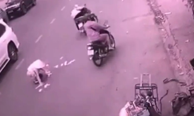Làm rơi bọc tiền 30 triệu rồi bị 'hôi của' trong tích tắc, mẹ đơn thân không dám về quê ăn Tết 2 Làm rơi bọc tiền 30 triệu rồi bị 'hôi của' trong tích tắc, mẹ đơn thân không dám về quê ăn Tết 2