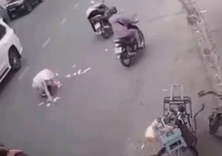 Mẹ đơn thân làm rơi 30 triệu đồng bị người qua đường nhặt hết sạch: Những kẻ 'hôi của' sẽ bị xử lý nghiêm 1 Mẹ đơn thân làm rơi 30 triệu đồng bị người qua đường nhặt hết sạch: Những kẻ 'hôi của' sẽ bị xử lý nghiêm 1