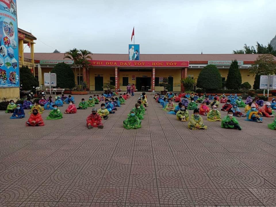 شهروندان از تصویر صف کشیدن 75 کودک پیش دبستانی به دلیل آلوده شدن همکلاسی هایشان به Covid-19 4 شکایت داشتند شهروندان اینترنتی از تصویر 75 کودک پیش دبستانی در قرنطینه شکایت کردند زیرا همکلاسی های آلوده به Covid-19 4