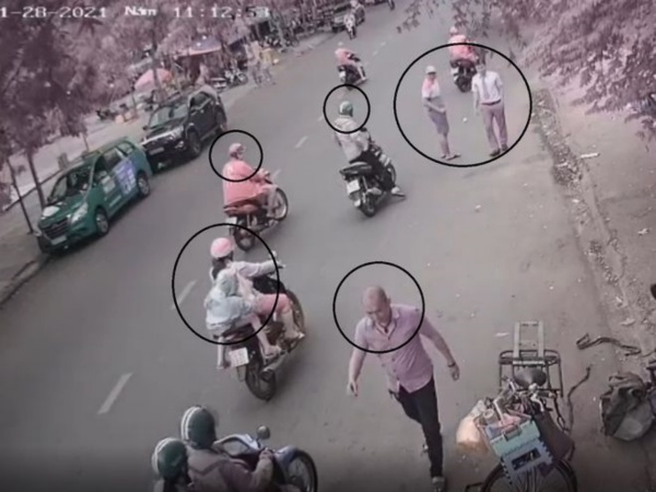 Vụ cô gái đánh rơi 30 triệu đồng: Người tiếp theo mang trả lại tiền, nạn nhân xin ngưng nhận giúp đỡ vì đã đủ tiền trả nợ 4 Vụ cô gái đánh rơi 30 triệu đồng: Người tiếp theo mang trả lại tiền, nạn nhân xin ngưng nhận giúp đỡ vì đã đủ tiền trả nợ 4