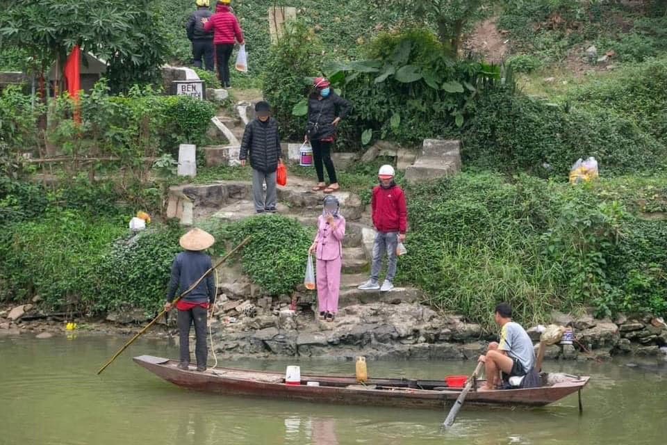 Thả cá tiễn ông Công ông Táo, người đàn ông 'cạn lời' vì 'cá tặc' đi thuyền chờ sẵn để chích điện 2 Thả cá tiễn ông Công ông Táo, người đàn ông 'cạn lời' vì 'cá tặc' đi thuyền chờ sẵn để chích điện 2