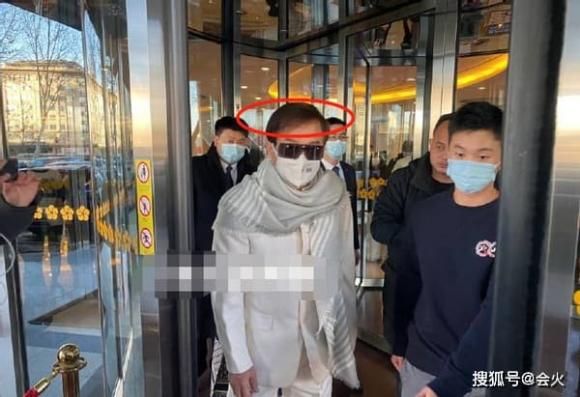 Tuổi già ập đến với sao võ thuật Thành Long: Bước đi không vững phải có người đỡ, tóc rụng đến gần hói đầu 4 Tuổi già ập đến với sao võ thuật Thành Long: Bước đi không vững phải có người đỡ, tóc rụng đến gần hói đầu 4
