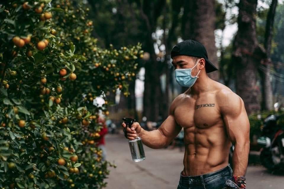 Sau soái ca bán dưa hấu, đến lượt hot boy 8 múi đi bán quất khiến dân tình điên đảo 3 Sau soái ca bán dưa hấu, đến lượt hot boy 8 múi đi bán quất khiến dân tình điên đảo 3
