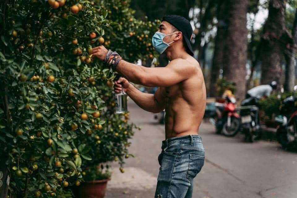 Sau soái ca bán dưa hấu, đến lượt hot boy 8 múi đi bán quất khiến dân tình điên đảo 4 Sau soái ca bán dưa hấu, đến lượt hot boy 8 múi đi bán quất khiến dân tình điên đảo 4