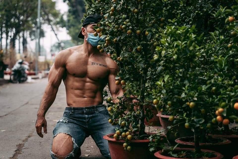 Sau soái ca bán dưa hấu, đến lượt hot boy 8 múi đi bán quất khiến dân tình điên đảo 6 Sau soái ca bán dưa hấu, đến lượt hot boy 8 múi đi bán quất khiến dân tình điên đảo 6