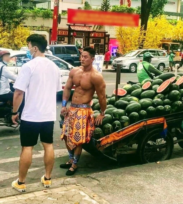 Sau soái ca bán dưa hấu, đến lượt hot boy 8 múi đi bán quất khiến dân tình điên đảo 1 Sau soái ca bán dưa hấu, đến lượt hot boy 8 múi đi bán quất khiến dân tình điên đảo 1