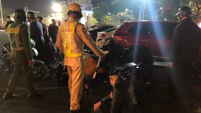 Nhóm thanh niên tụ tập đua xe, rồ ga thông chốt rồi 'cà khịa' cả CSGT vào đêm 29 Tết tại Hải Phòng 1 Nhóm thanh niên tụ tập đua xe, rồ ga thông chốt rồi 'cà khịa' cả CSGT vào đêm 29 Tết tại Hải Phòng 1