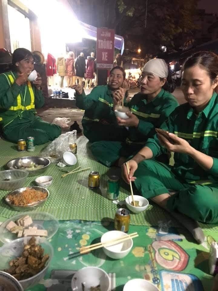 Phút giao thừa lặng lẽ của những công nhân quét rác 1 Phút giao thừa lặng lẽ của những công nhân quét rác 1