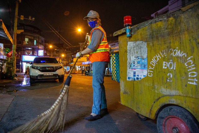 Phút giao thừa lặng lẽ của những công nhân quét rác 4 Phút giao thừa lặng lẽ của những công nhân quét rác 4
