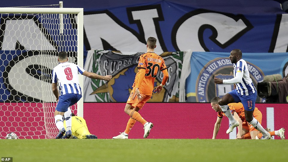 Ronaldo nổi điên vì mất penalty, không chấp nhận thất bại ê chề tại Champions League 4 Ronaldo nổi điên vì mất penalty, không chấp nhận thất bại ê chề tại Champions League 4