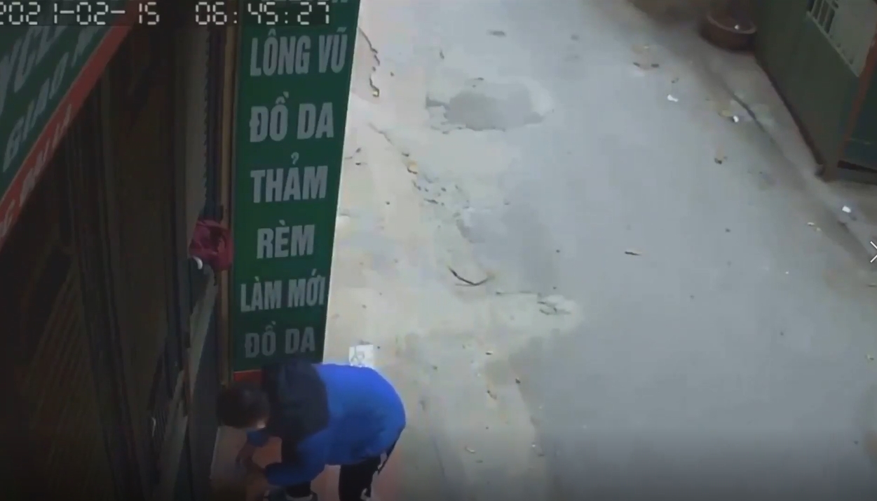 'Sửu nhi' đổ xăng châm lửa đốt nhà hàng xóm, thấy camera theo dõi cũng mặc kệ 1 'Sửu nhi' đổ xăng châm lửa đốt nhà hàng xóm, thấy camera theo dõi cũng mặc kệ 1