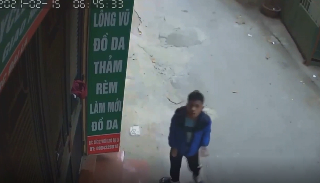 'Sửu nhi' đổ xăng châm lửa đốt nhà hàng xóm, thấy camera theo dõi cũng mặc kệ 2 'Sửu nhi' đổ xăng châm lửa đốt nhà hàng xóm, thấy camera theo dõi cũng mặc kệ 2