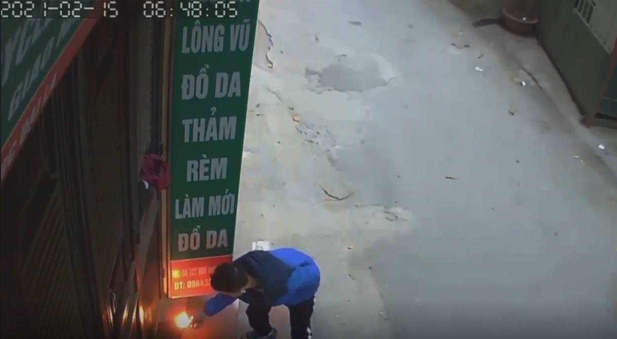 'Sửu nhi' đổ xăng châm lửa đốt nhà hàng xóm, thấy camera theo dõi cũng mặc kệ 4 'Sửu nhi' đổ xăng châm lửa đốt nhà hàng xóm, thấy camera theo dõi cũng mặc kệ 4