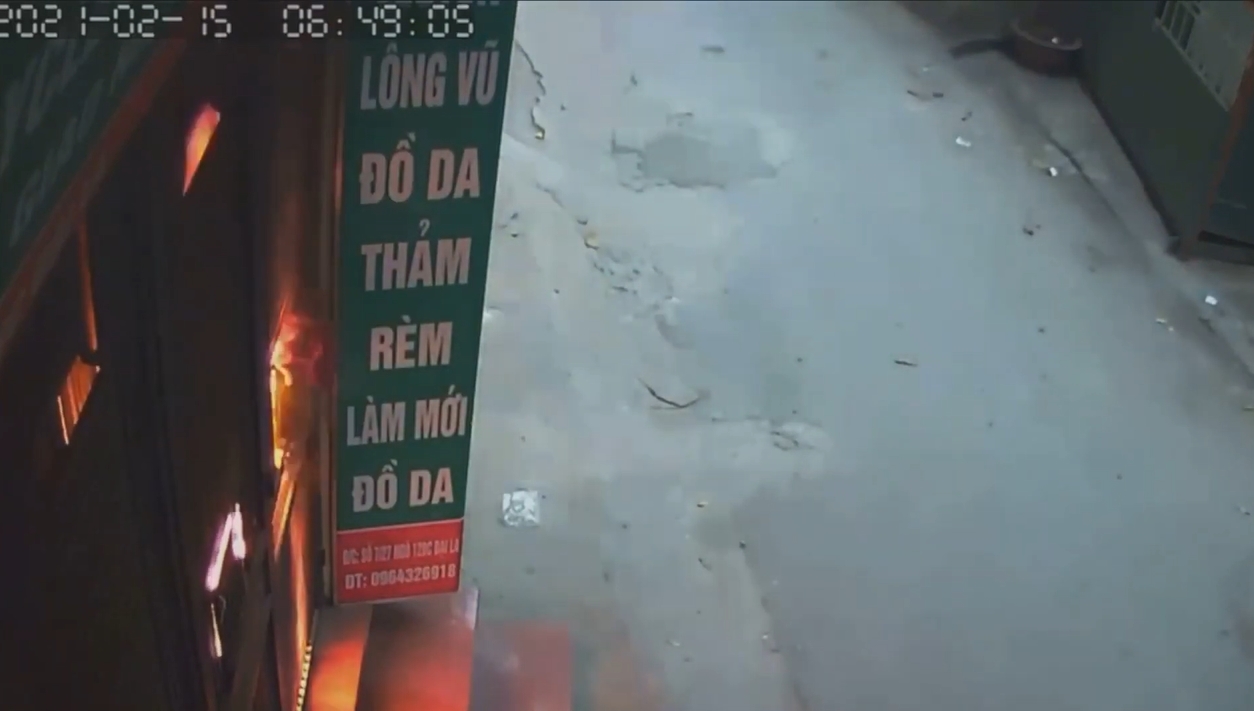 'Sửu nhi' đổ xăng châm lửa đốt nhà hàng xóm, thấy camera theo dõi cũng mặc kệ 5 'Sửu nhi' đổ xăng châm lửa đốt nhà hàng xóm, thấy camera theo dõi cũng mặc kệ 5