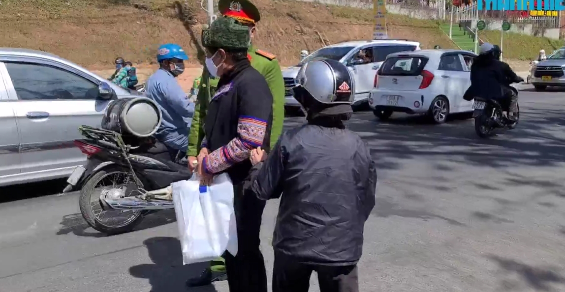 Ông Đoàn Ngọc Hải được người dân Đà Lạt quyên góp hàng trăm thùng sữa làm từ thiện 4 Ông Đoàn Ngọc Hải được người dân Đà Lạt quyên góp hàng trăm thùng sữa làm từ thiện 4