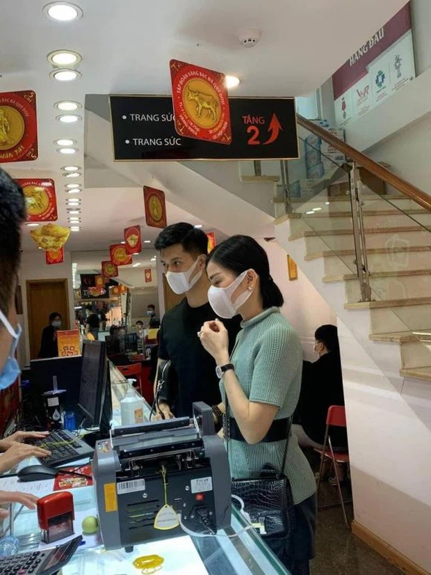 Lệ Quyên bị phát hiện đi mua nhẫn cưới với Lâm Bảo Châu, chồng cũ lập tức có nước đi táo bạo với tình trẻ 4 Lệ Quyên bị phát hiện đi mua nhẫn cưới với Lâm Bảo Châu, chồng cũ lập tức có nước đi táo bạo với tình trẻ 4