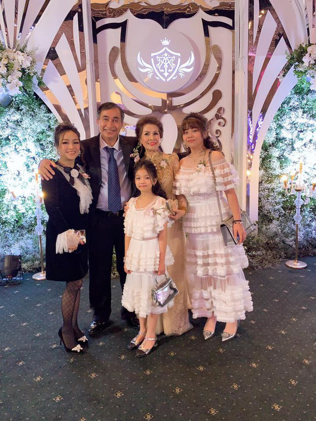 Lộ mối quan hệ giữa vợ cả của đại gia Minh Nhựa và bố mẹ chồng đại gia sau khi chia tay 6 Lộ mối quan hệ giữa vợ cả của đại gia Minh Nhựa và bố mẹ chồng đại gia sau khi chia tay 6