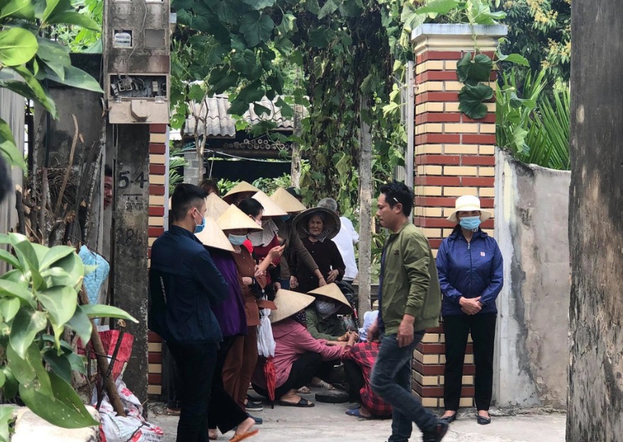 Đau lòng đám tang nữ sinh lớp 10 bị bạn trai bóp cổ tại Hà Nam: Người thân quỵ ngã trong giây phút biệt ly 4 Đau lòng đám tang nữ sinh lớp 10 bị bạn trai bóp cổ tại Hà Nam: Người thân quỵ ngã trong giây phút biệt ly 4