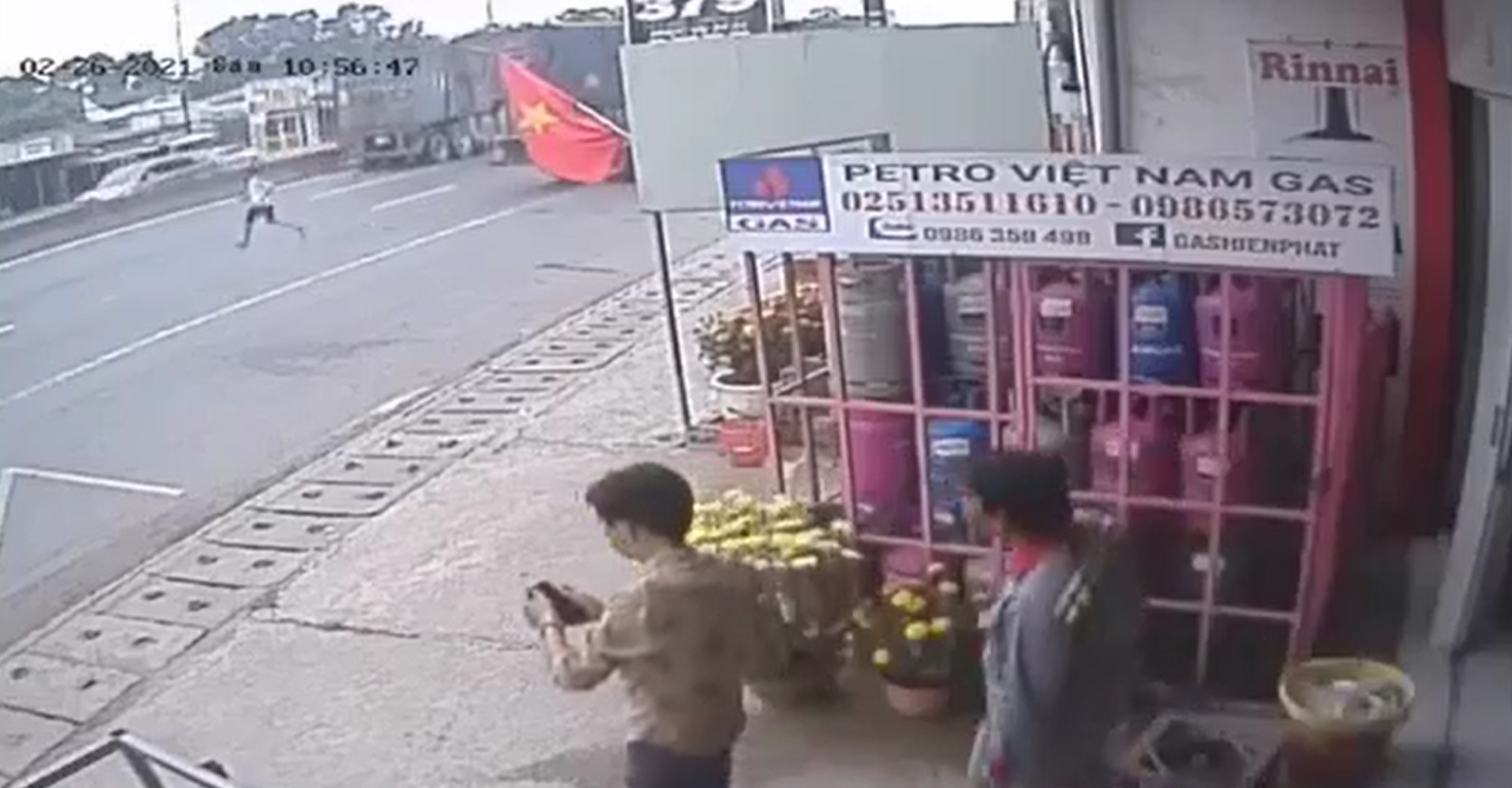 Cô gái đánh rơi 59 triệu đồng trên đường, nhóm người 'hôi của' cần đúng 30 giây để làm 'bốc hơi' số tiền 1 Cô gái đánh rơi 59 triệu đồng trên đường, nhóm người 'hôi của' cần đúng 30 giây để làm 'bốc hơi' số tiền 1