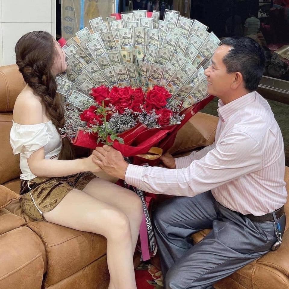 Người đàn ông tán đổ mỹ nhân chỉ bằng một bó hoa 'đặc biệt' 2 Người đàn ông tán đổ mỹ nhân chỉ bằng một bó hoa 'đặc biệt' 2