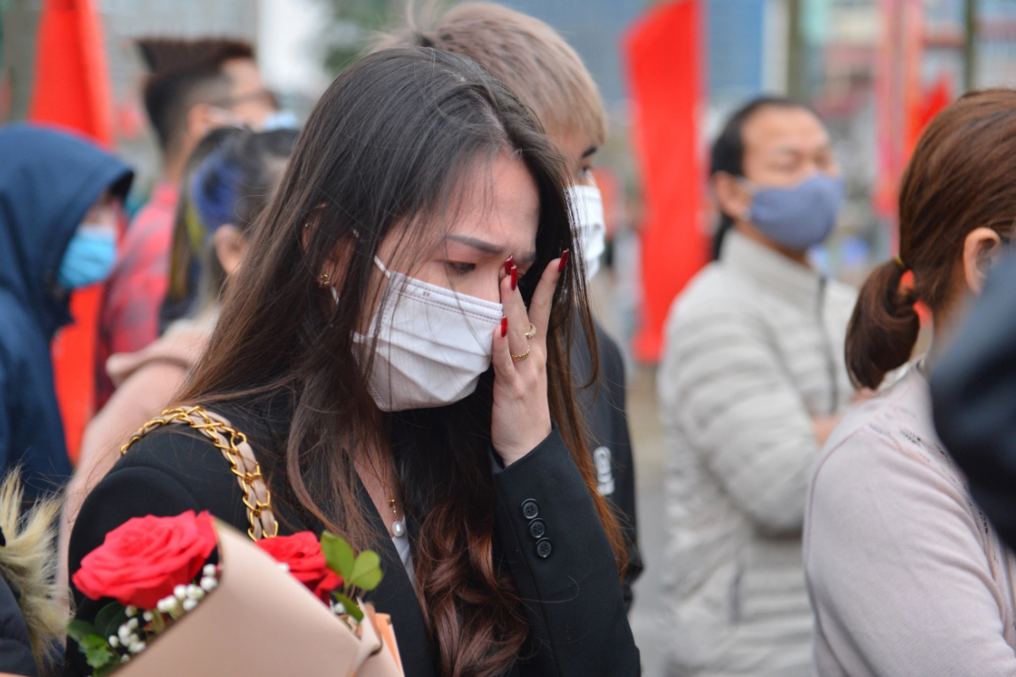 Nữ sinh viên bay từ TP HCM ra Hà Nội, khóc nức nở tiễn người yêu lên đường nhập ngũ  5