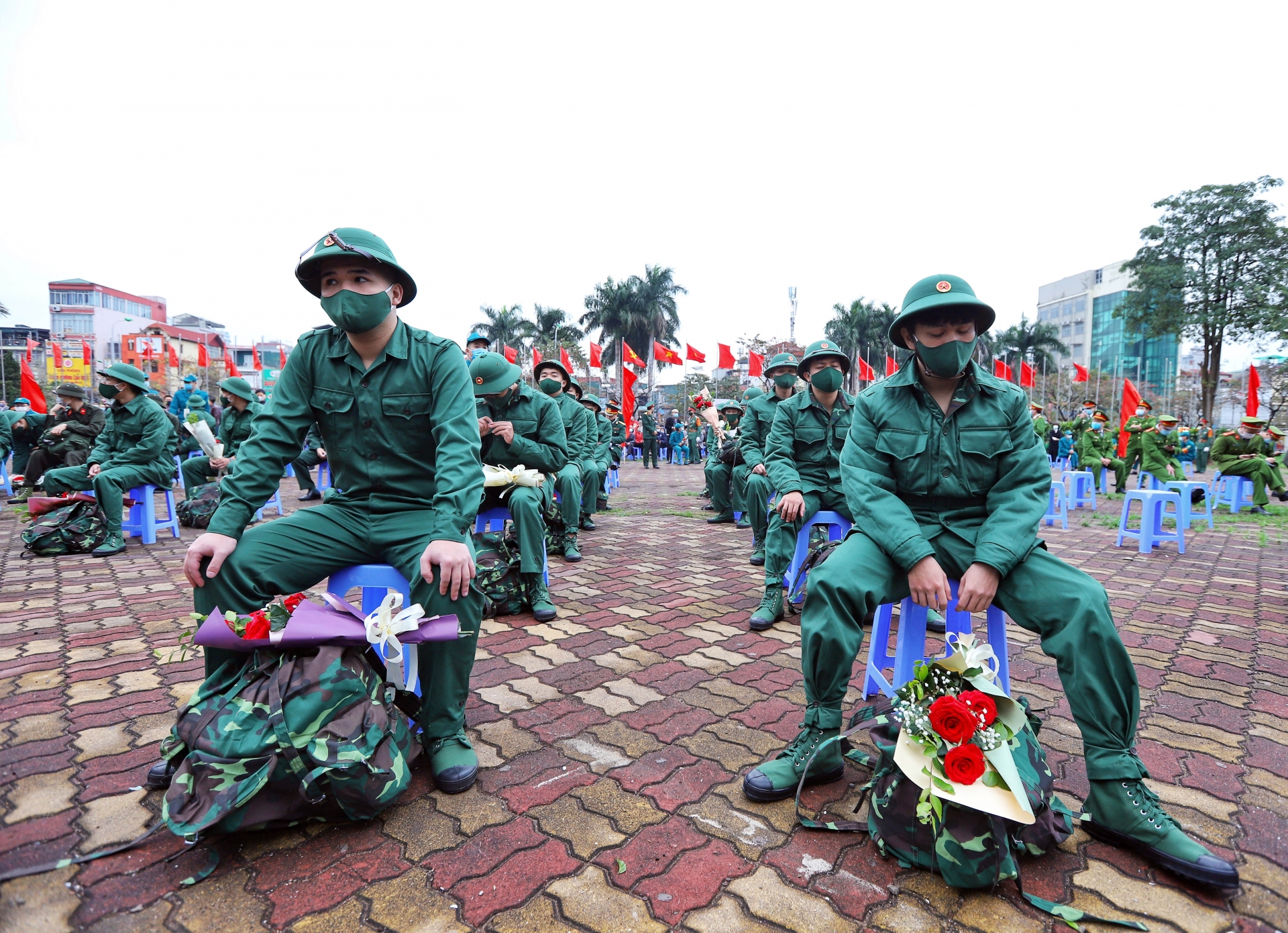 Nữ sinh viên bay từ TP HCM ra Hà Nội, khóc nức nở tiễn người yêu lên đường nhập ngũ 1 Nữ sinh viên bay từ TP HCM ra Hà Nội, khóc nức nở tiễn người yêu lên đường nhập ngũ 1
