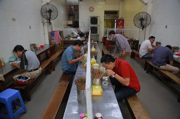 Hà Nội cho phép cửa hàng kinh doanh ăn uống, cafe trong nhà được mở cửa trở lại 3