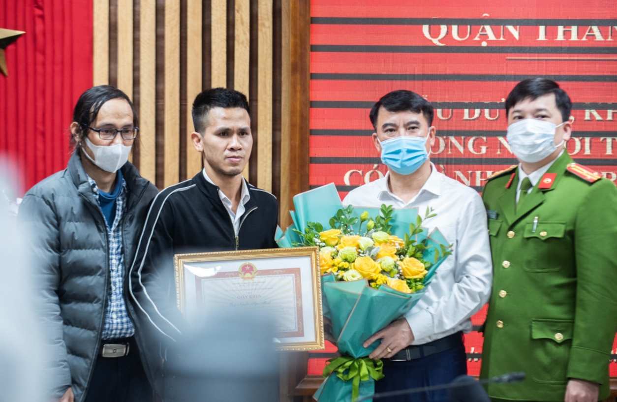 Con gái gọi 2 tiếng 'siêu nhân', phản ứng của anh Nguyễn Ngọc Mạnh khiến nhiều người nể phục 2 Con gái gọi 2 tiếng 'siêu nhân', phản ứng của anh Nguyễn Ngọc Mạnh khiến nhiều người nể phục 2