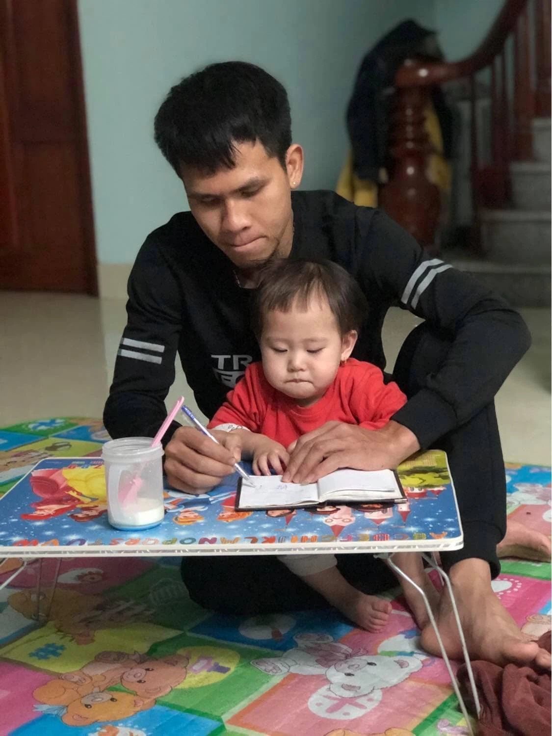Con gái gọi 2 tiếng 'siêu nhân', phản ứng của anh Nguyễn Ngọc Mạnh khiến nhiều người nể phục 3 Con gái gọi 2 tiếng 'siêu nhân', phản ứng của anh Nguyễn Ngọc Mạnh khiến nhiều người nể phục 3