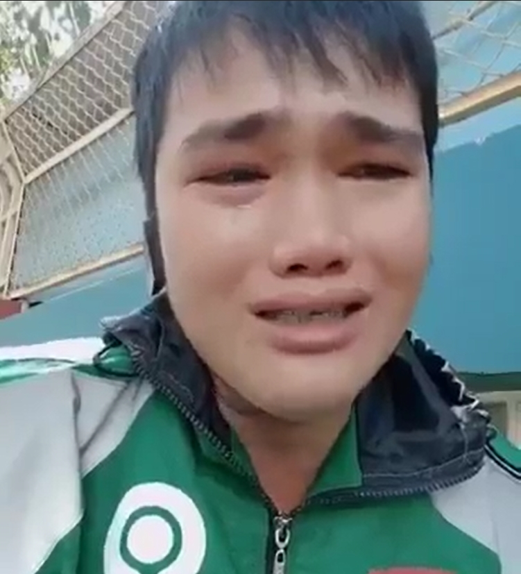 Tài xế xe ôm công nghệ khóc nức nở vì chờ khách suốt 30 phút 2 Tài xế xe ôm công nghệ khóc nức nở vì chờ khách suốt 30 phút 2