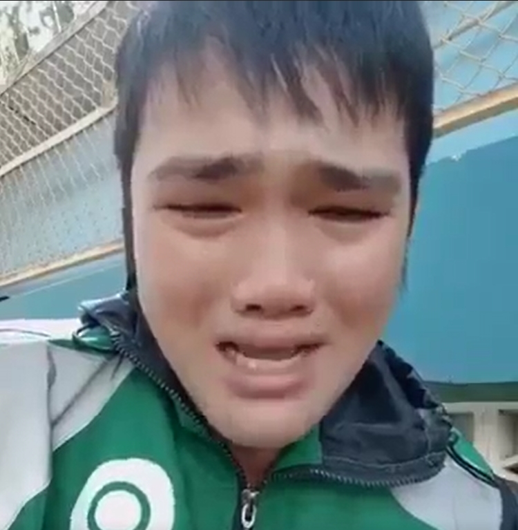 Tài xế xe ôm công nghệ khóc nức nở vì chờ khách suốt 30 phút 1 Tài xế xe ôm công nghệ khóc nức nở vì chờ khách suốt 30 phút 1