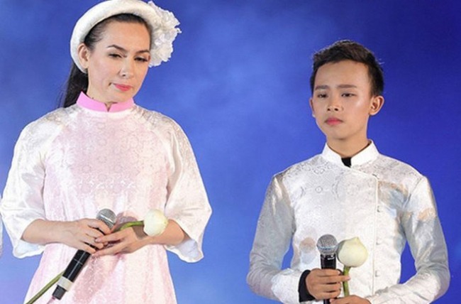 Phi Nhung và con trai nuôi xuất hiện sau cơn tức giận đòi từ mặt vì mắc bệnh ngôi sao 4 Phi Nhung và con trai nuôi xuất hiện sau cơn tức giận đòi từ mặt vì mắc bệnh ngôi sao 4