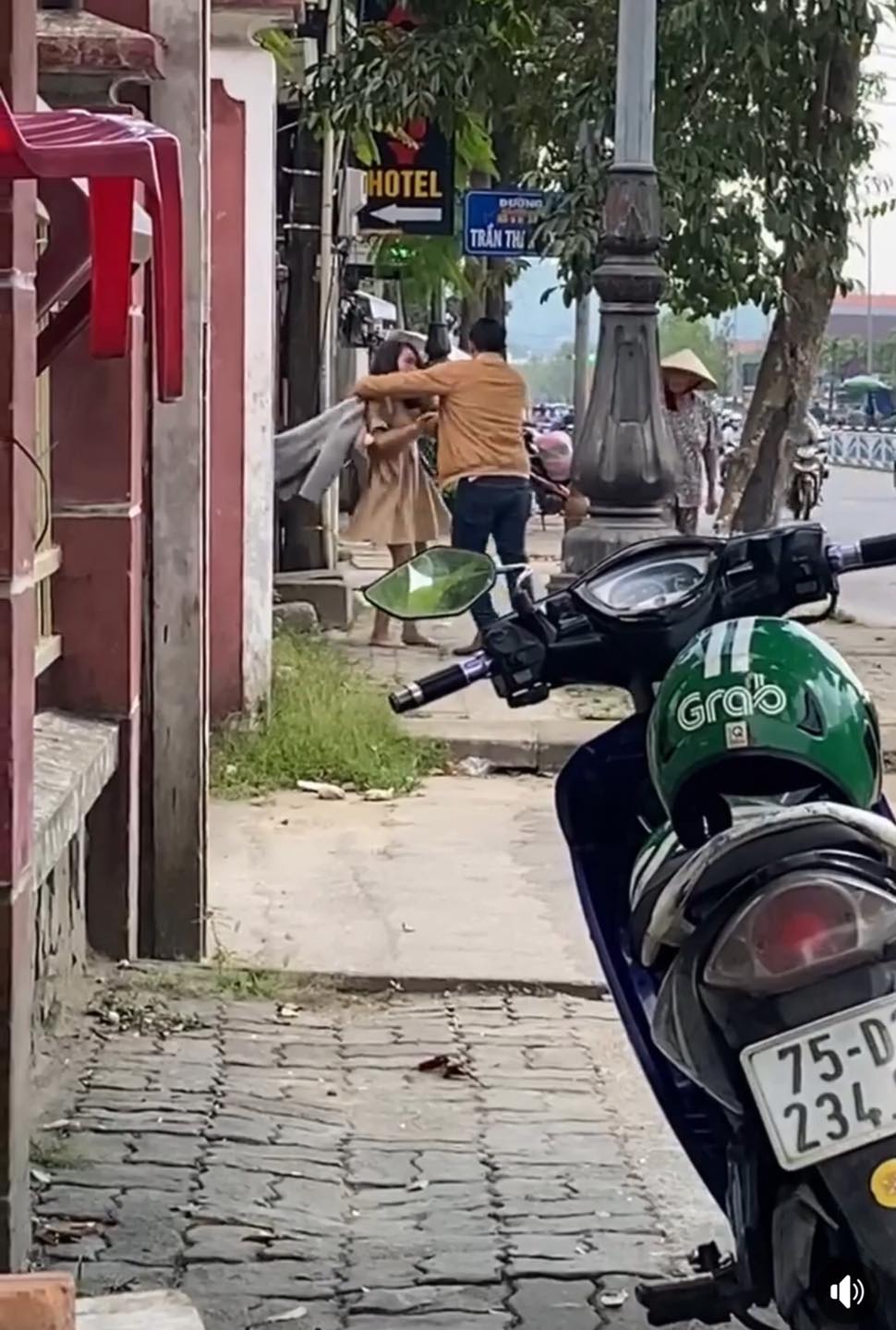 Nam thanh niên 'đi đường quyền' với bạn gái vì đòi quà 8/3, hành động sau đó càng gây thêm phẫn nộ 4 Nam thanh niên 'đi đường quyền' với bạn gái vì đòi quà 8/3, hành động sau đó càng gây thêm phẫn nộ 4