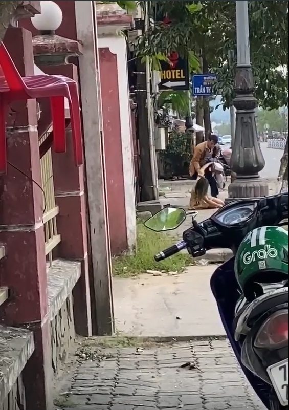 Nam thanh niên 'đi đường quyền' với bạn gái vì đòi quà 8/3, hành động sau đó càng gây thêm phẫn nộ 1 Nam thanh niên 'đi đường quyền' với bạn gái vì đòi quà 8/3, hành động sau đó càng gây thêm phẫn nộ 1
