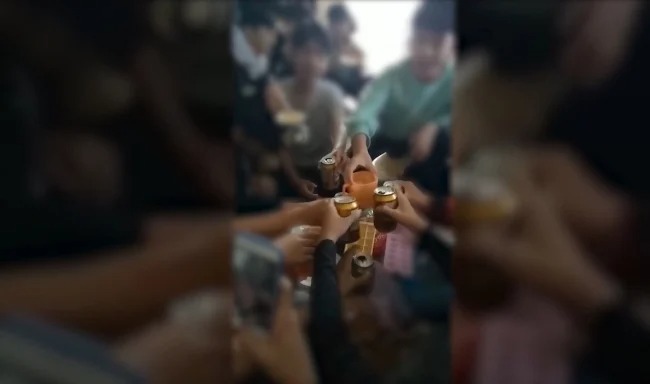 Bị lên án vì cổ vũ học sinh lớp 9 uống bia, giáo viên chủ nhiệm xấu hổ tự nhận sai 1 Bị lên án vì cổ vũ học sinh lớp 9 uống bia, giáo viên chủ nhiệm xấu hổ tự nhận sai 1