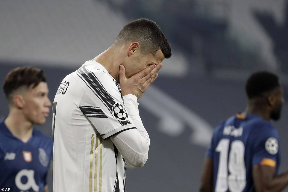 Ronaldo 3 năm liền bị loại khỏi Champions League, báo hiệu đoạn kết buồn với Juventus? 4