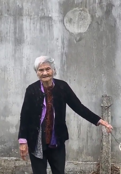 Mẹ già 103 tuổi tiễn con gái 80 tuổi, câu nói chia tay khiến ai nấy đều khóc nức nở 4 Mẹ già 103 tuổi tiễn con gái 80 tuổi, câu nói chia tay khiến ai nấy đều khóc nức nở 4