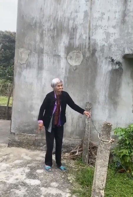 Mẹ già 103 tuổi tiễn con gái 80 tuổi, câu nói chia tay khiến ai nấy đều khóc nức nở 3 Mẹ già 103 tuổi tiễn con gái 80 tuổi, câu nói chia tay khiến ai nấy đều khóc nức nở 3