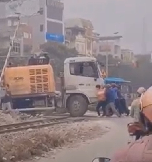 Biệt đội siêu anh hùng phiên bản Việt: Đẩy xe ben hàng chục tấn khỏi đường ray, chậm một tích tắc là bị tàu hỏa cán qua  3