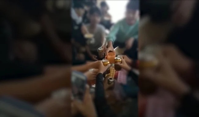Đã có hình thức kỷ luật với cô giáo ở Thanh Hóa cổ vũ học sinh lớp 9 uống bia  1