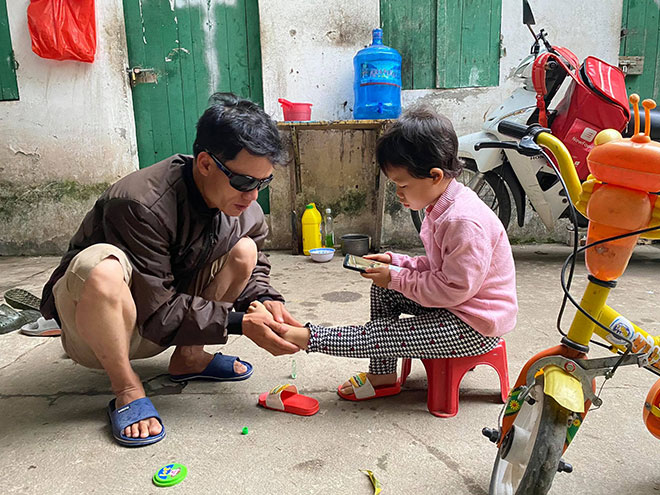 Cuộc sống đổi khác của hai cha con co ro chịu rét, đi bán bọc chân chống xe máy từng khiến nhiều người rơi nước mắt 7 Cuộc sống đổi khác của hai cha con co ro chịu rét, đi bán bọc chân chống xe máy từng khiến nhiều người rơi nước mắt 7