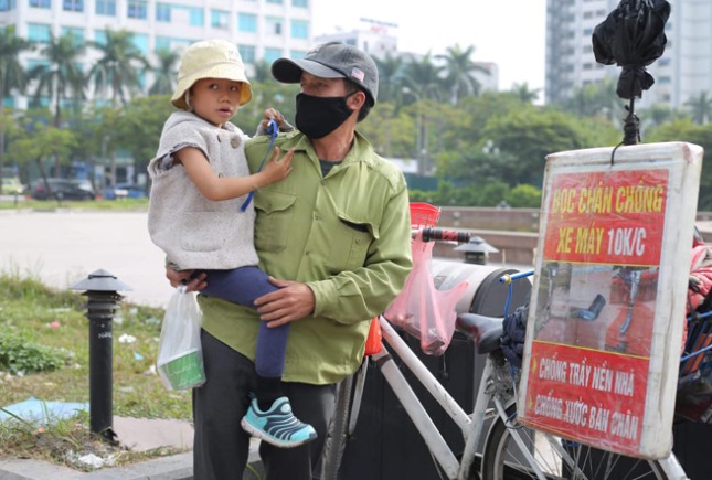 Cuộc sống đổi khác của hai cha con co ro chịu rét, đi bán bọc chân chống xe máy từng khiến nhiều người rơi nước mắt 1 Cuộc sống đổi khác của hai cha con co ro chịu rét, đi bán bọc chân chống xe máy từng khiến nhiều người rơi nước mắt 1