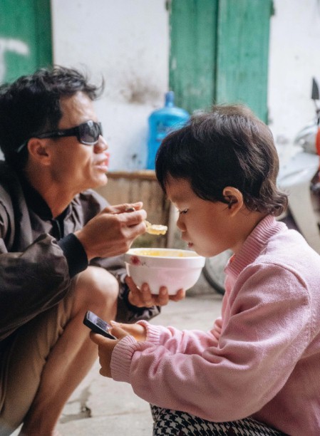 Cuộc sống đổi khác của hai cha con co ro chịu rét, đi bán bọc chân chống xe máy từng khiến nhiều người rơi nước mắt 6 Cuộc sống đổi khác của hai cha con co ro chịu rét, đi bán bọc chân chống xe máy từng khiến nhiều người rơi nước mắt 6