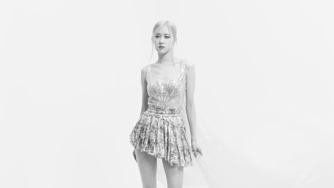 Rosé (BlackPink) đem cả 'niềm tự hào của Việt Nam' vào trong MV mới 4 Rosé (BlackPink) đem cả 'niềm tự hào của Việt Nam' vào trong MV mới 4