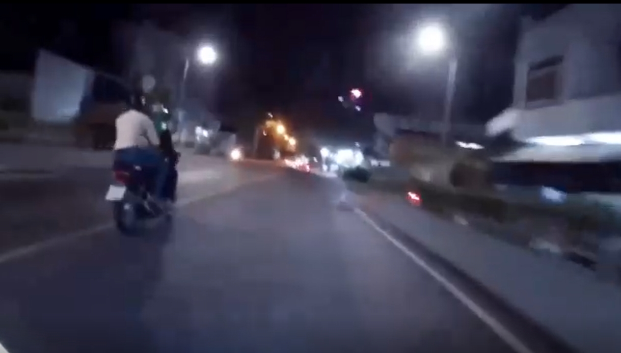 Nín thở xem màn đuổi bắt hơn 3 km, ném gạch và nổ súng bắt cướp của cảnh sát đặc nhiệm Sài Gòn 2 Nín thở xem màn đuổi bắt hơn 3 km, ném gạch và nổ súng bắt cướp của cảnh sát đặc nhiệm Sài Gòn 2