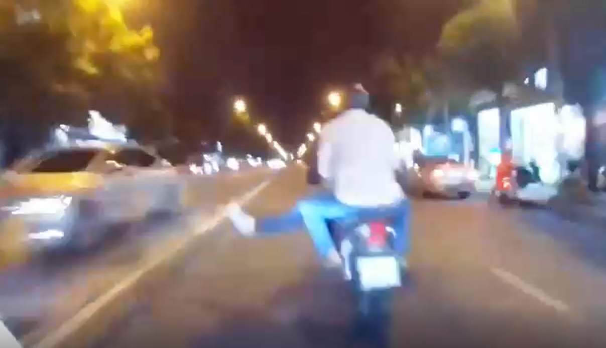Nín thở xem màn đuổi bắt hơn 3 km, ném gạch và nổ súng bắt cướp của cảnh sát đặc nhiệm Sài Gòn 3 Nín thở xem màn đuổi bắt hơn 3 km, ném gạch và nổ súng bắt cướp của cảnh sát đặc nhiệm Sài Gòn 3