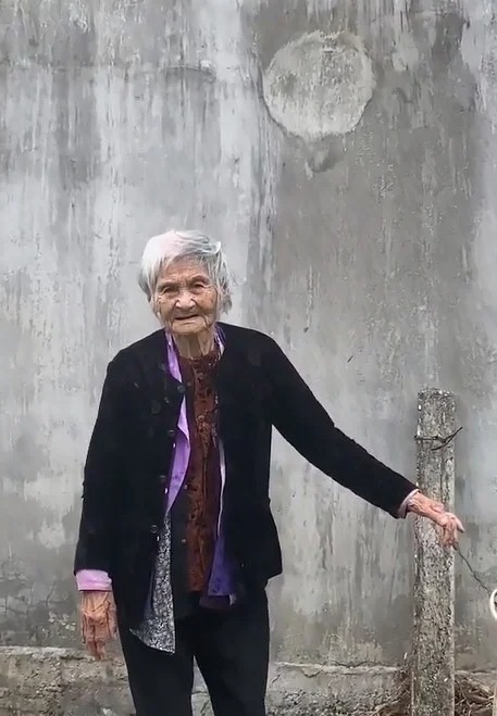 Gặp cụ bà 82 tuổi rơi nước mắt khi từ biệt mẹ già 103 tuổi, hé lộ lý do vì sao không đón mẹ về ở cùng 2 Gặp cụ bà 82 tuổi rơi nước mắt khi từ biệt mẹ già 103 tuổi, hé lộ lý do vì sao không đón mẹ về ở cùng 2